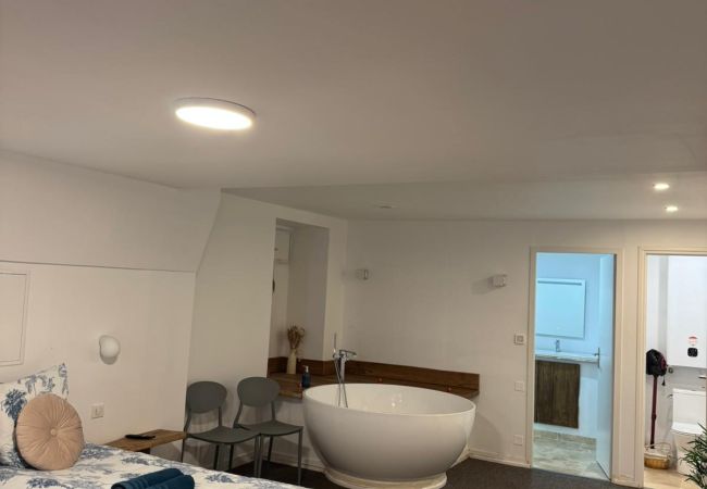 Studio à Brive-la-Gaillarde - Villa Chadourne - Love Room Libération Studio à Brive-la-Gaillarde - Villa Chadourne - Love Room Libération