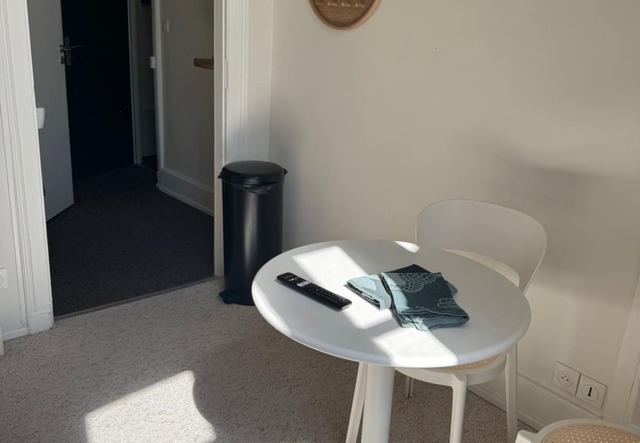 Studio à Brive-la-Gaillarde - Villa Chadourne - Chambre Lilith