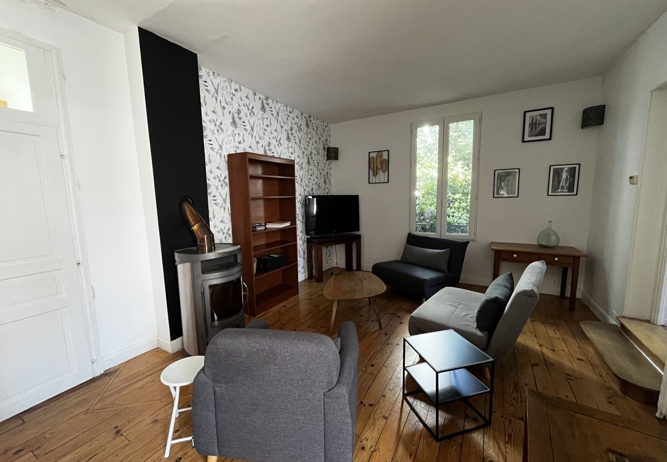 Villa à Brive-la-Gaillarde - L'Atypique Briviste - Villa Montyon Villa à Brive-la-Gaillarde - L'Atypique Briviste - Villa Montyon