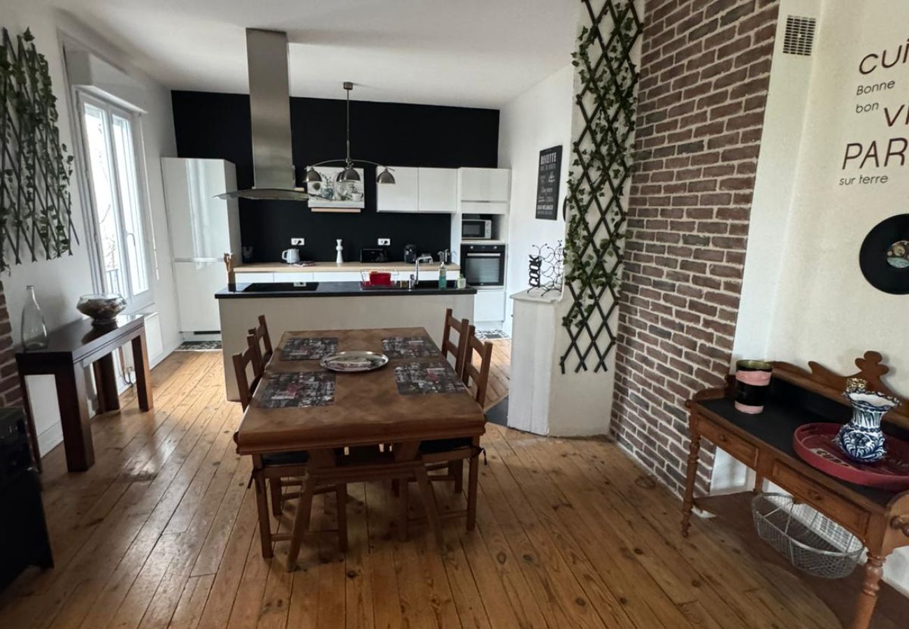 Villa à Brive-la-Gaillarde - L'Atypique Briviste - Villa Montyon Villa à Brive-la-Gaillarde - L'Atypique Briviste - Villa Montyon