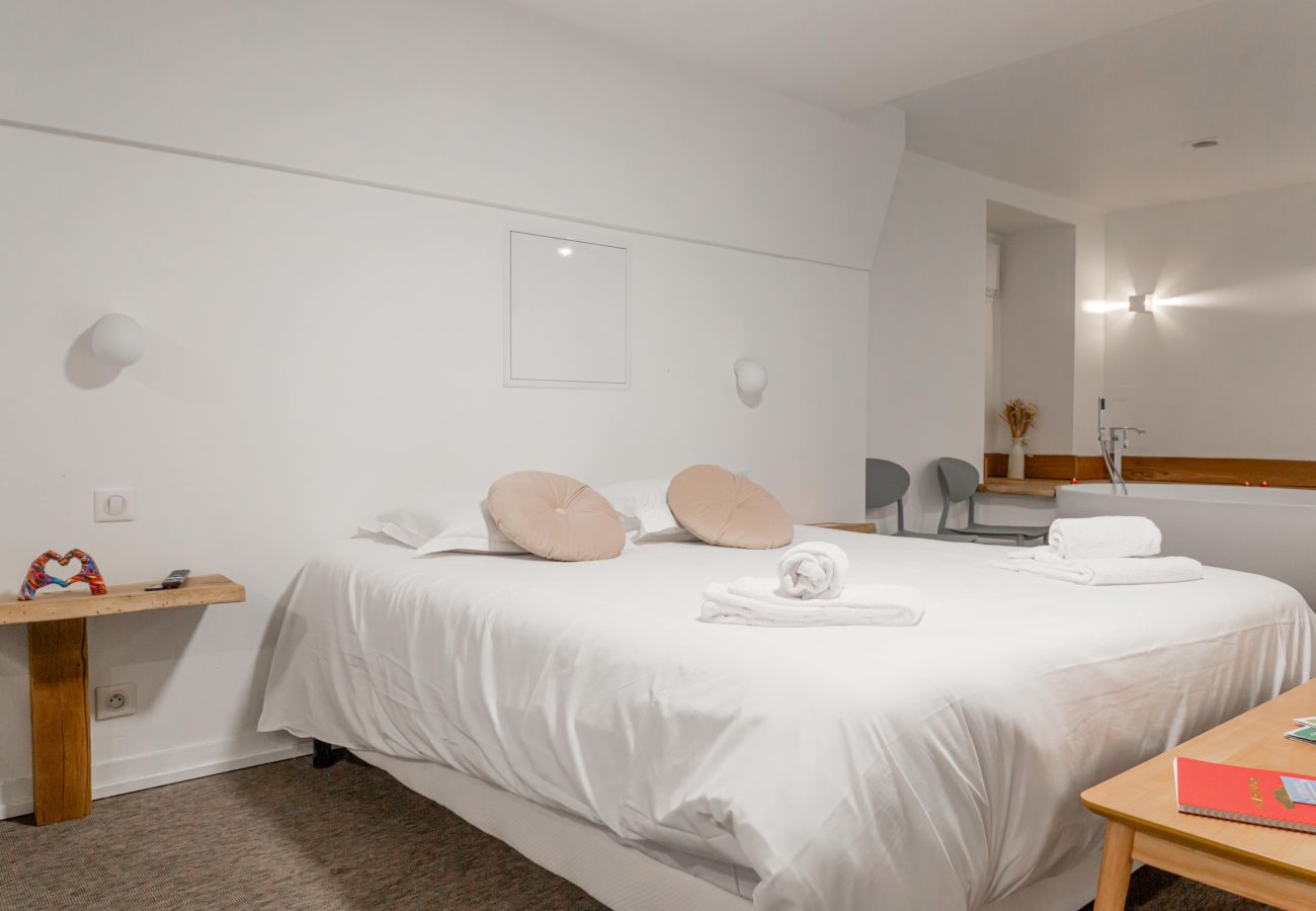 Studio à Brive-la-Gaillarde - Villa Chadourne - Love Room Libération